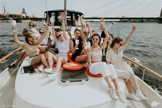 RaidoTravel jahtu noma Rīgā – Eleganta vasara uz ūdens