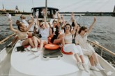 RaidoTravel jahtu noma Rīgā – Eleganta vasara uz ūdens