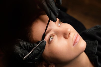 Uzacu un skropstu laminēšana, korekcija un krāsošana salonā “LUMIDERMA”