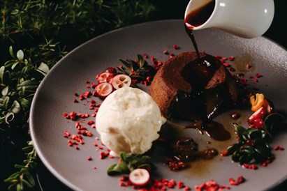 Eleganta atpūta Skrundas muižā ar desertu diviem