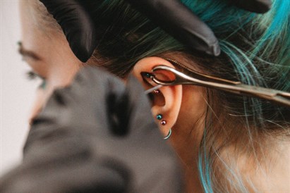 Ausu pīrsings ar adatu “VeAn Tattoo” studijā