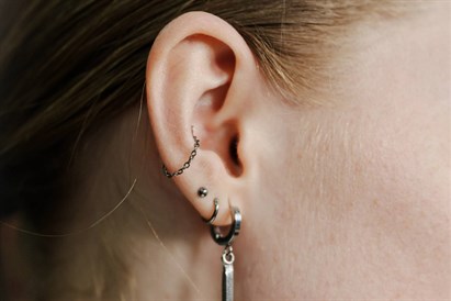 Ausu pīrsings ar adatu “VeAn Tattoo” studijā
