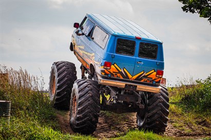 Brauciens ar unikālo MONSTER BUS Lietuvā