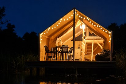 Nakšņošana glempinga teltī uz ūdens – Atpūta “BB Camping” 4 personām 
