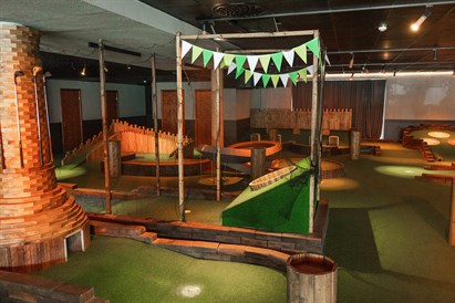 Azartisks minigolfa izaicinājums komandai "Swings Golf" Rīgā