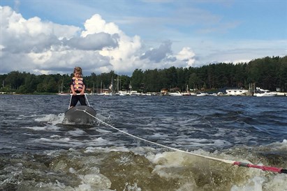 Bērna pirmā ūdensslēpošanas pieredze uz platformas – “pakaviņa”