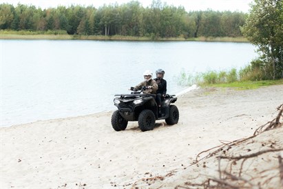 Brauciens ar divvietīgo kvadriciklu meža takās