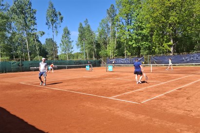 Teniss ar draugiem atpūtas parkā “Avoti” Valmierā