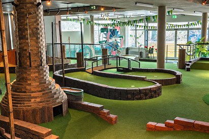 Romantisks randiņš diviem – 18 bedrīšu minigolfs “Swings Golf” Rīgā