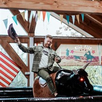 Izklaide uz mehāniskā RODEO buļļa „Rīgas Moto Hallē”