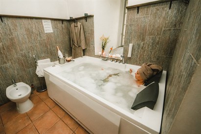 Viduslaiku romantika Jaunpils pilī ar vakariņām un nakšņošanu pils apartamentos