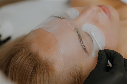 Uzacu un skropstu laminēšana, korekcija un krāsošana salonā “LUMIDERMA”