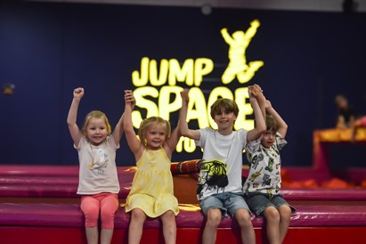 “Jump Space” ballīte ar 100 pankūciņām un “Labubu” īpašo dāvanu