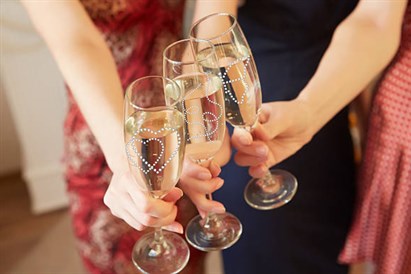 Glāžu dekorēšana ar draudzenēm – meistarklase vecmeitu ballītei Rīgā