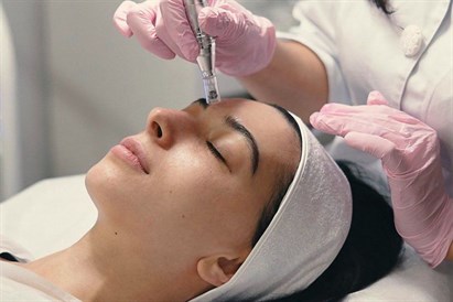 Mikroadatu terapija sejas, kakla un dekoltē ādas atjaunošanai 