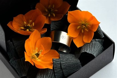 Rotas ar gravējumu – tērauda gredzenu izgatavošanas darbnīca 