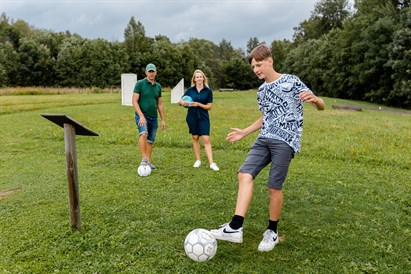 Futbolgolfa spēle Siguldas futbolgolfa parkā ģimenei