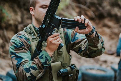 Aizraujoša airsofta spēle no „GUNS n LASERS”