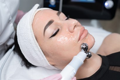 Trīs procedūru komplekss sejas ādas liftingam 