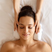 Relaksējoša ķermeņa un galvas masāža un gaismas terapija 