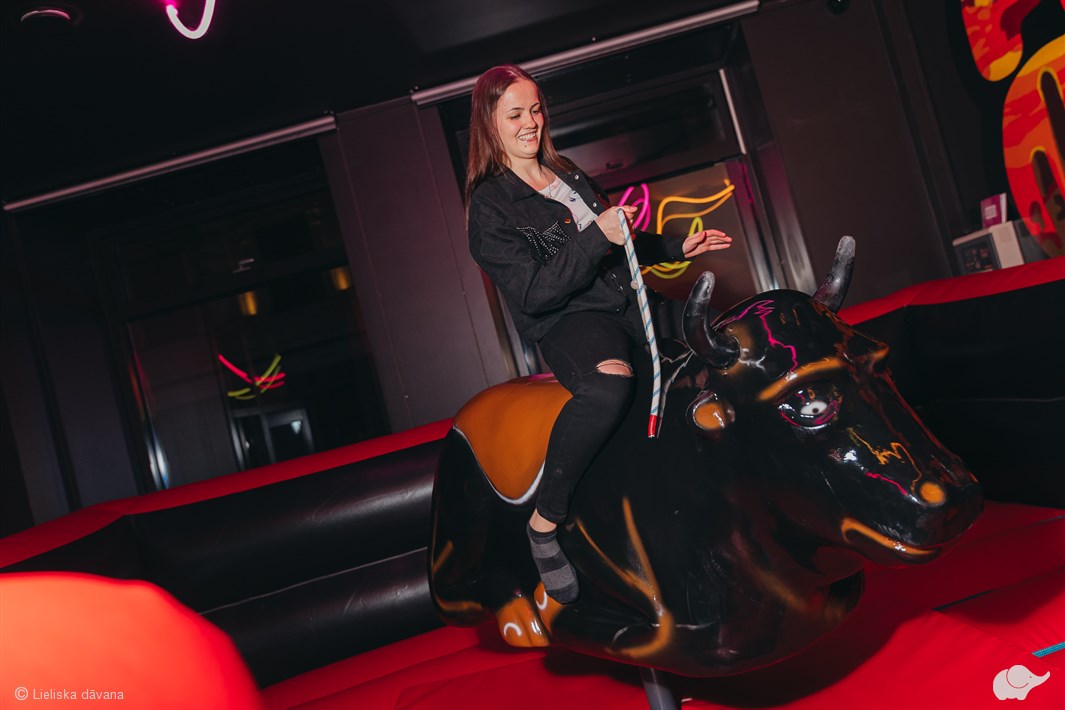 Vecmeitu ballītes izklaide un pārbaudījumi “Players Club”