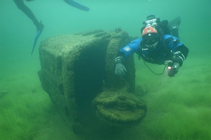 Satiecies ar saviem kolēģiem zem ūdens