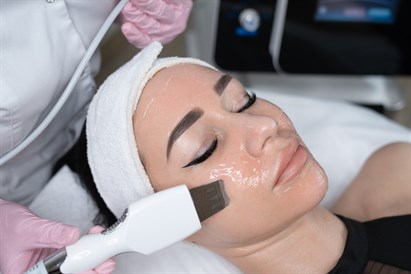 Trīs procedūru komplekss sejas ādas liftingam 