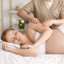 Sertificētas vecmātes radīta M.ŌM Oksitocīna masāža grūtniecēm un jaunajām māmiņām