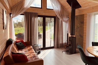 Brīvdienu māja ar kublu – ģimenes atpūta Smiltsērkšķu namiņā