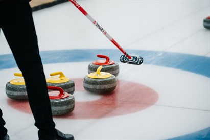 Kērlinga apmācība draugiem Rīgā