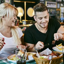 “O’Linclusive” boulings un draugu vakariņas restorānā 