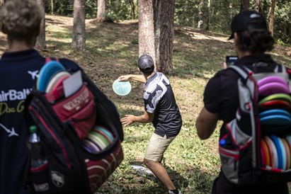Disku golfs ar draugiem – jautra aktīvā atpūta dabā