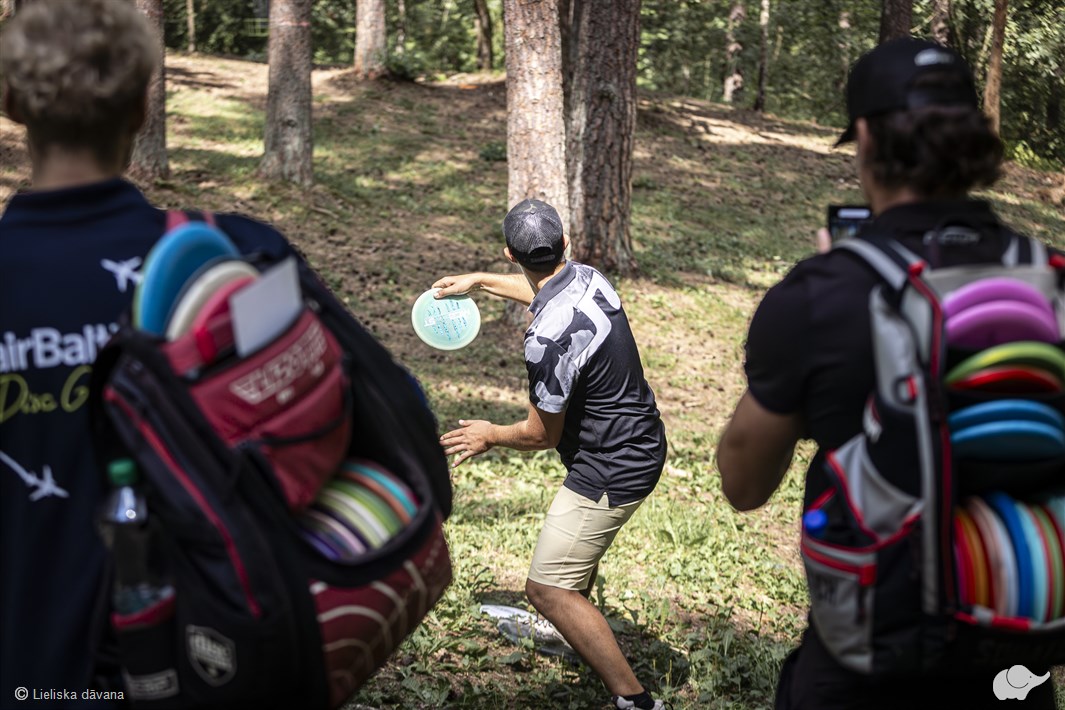 Disku golfs ar draugiem – jautra aktīvā atpūta dabā