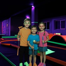 Minigolfa spēle tumsā – spilgts piedzīvojums bērniem “Play4score”