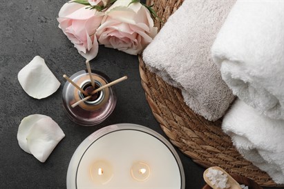 Mitrinoša sejas ādas un dekoltē zonas masāža