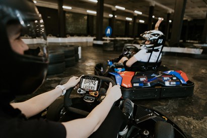 Adrenalīna brauciens ar elektrokartingiem kompānijai “GUNSnLASERS” izklaides parkā