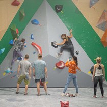 Izaicini draugus – individuāla klinšu kāpšanas nodarbība grupai ar treneri