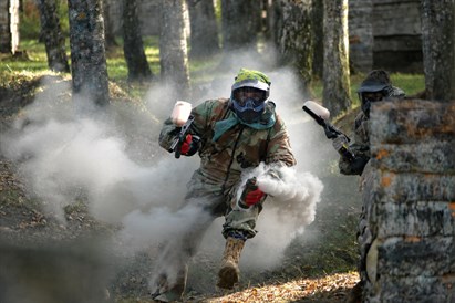 Taktiskais peintbola piedzīvojums ar dūmu granātām