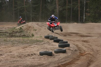 Apmācības braukšanā ar krosa motociklu vai kvadraciklu
