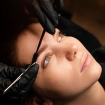 Uzacu un skropstu laminēšana, korekcija un krāsošana salonā “LUMIDERMA”