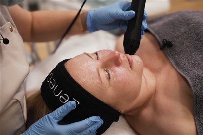 Sejas ādas uzlabošana ar “Geneo X” estētiskās medicīnas klīnikā “RE.NEW”