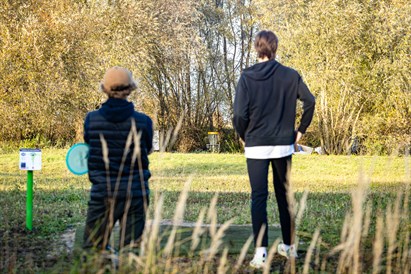 Disku golfa spēle ar ievadapmācību