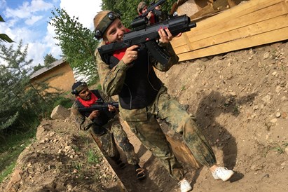 Aizraujoša lāzertaga spēle no „GUNS n LASERS”