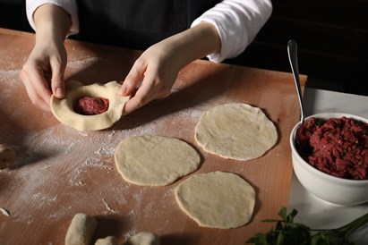 Hinkali gatavošanas meistarklase darbnīcā “Makss un Morics”