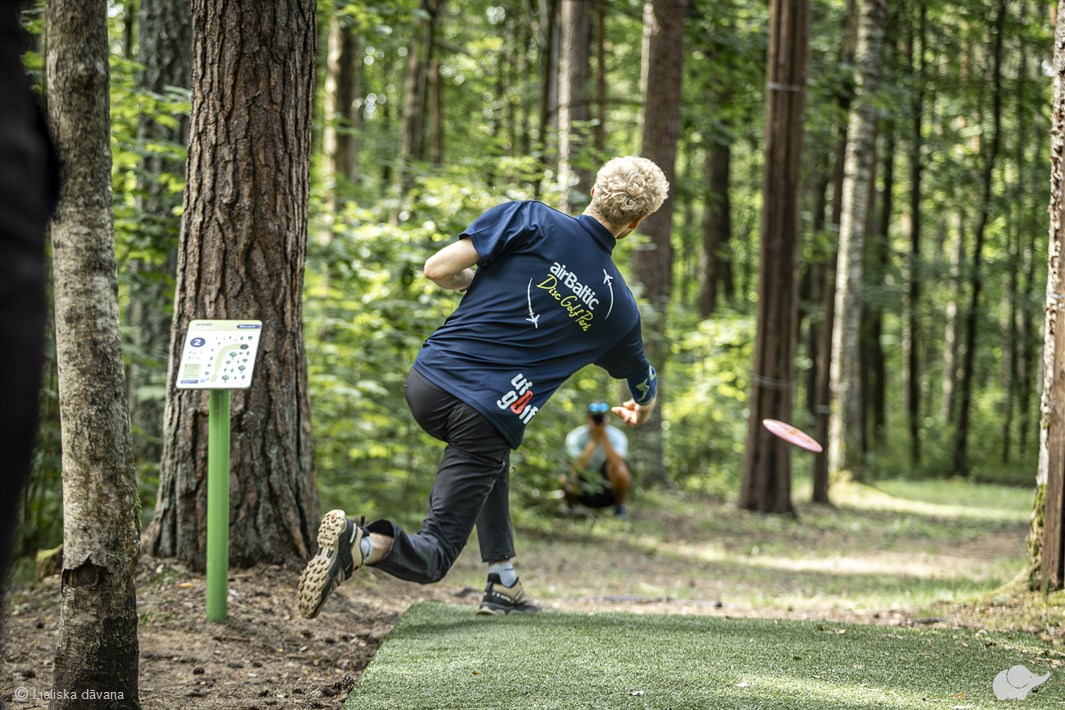 Disku golfa spēle “airBaltic Disc Golf Park” Mežaparkā