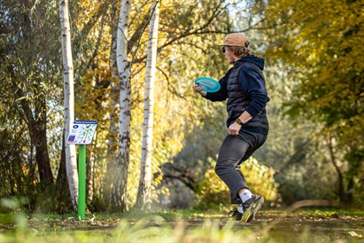 Disku golfs ar draugiem – jautra aktīvā atpūta dabā