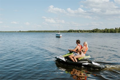 Pāru izklaide ar ūdens motociklu Ķīšezerā