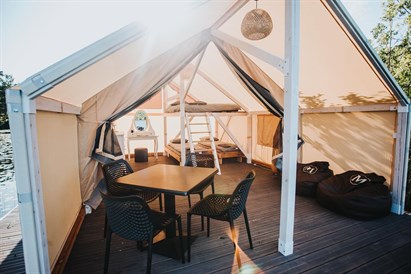 Nakšņošana glempinga teltī uz ūdens – Atpūta “BB Camping” 4 personām 