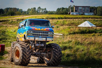 Brauciens ar unikālo MONSTER BUS Lietuvā