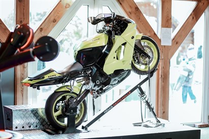 Īstu superbaiku „ratā raušana” „Rīgas Moto Hallē”